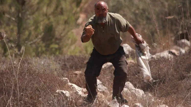 אחד המתפרעים ליד יצהר