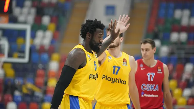 אותלו האנטר ודראגן בנדר במהלך המשחק