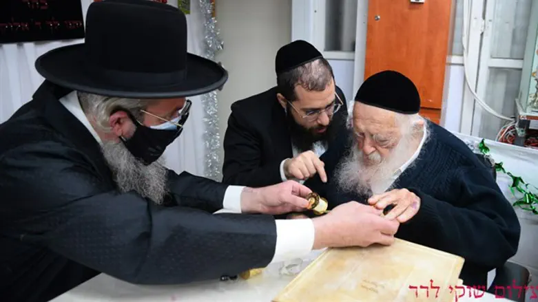 הרב קניבסקי עם ספר התורה הזעיר