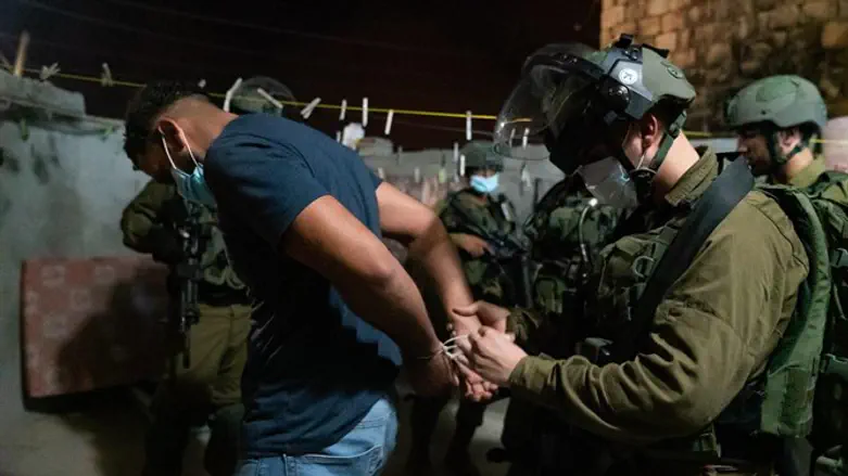 לוחמי "שמשון" עוצרים חשוד בטרור