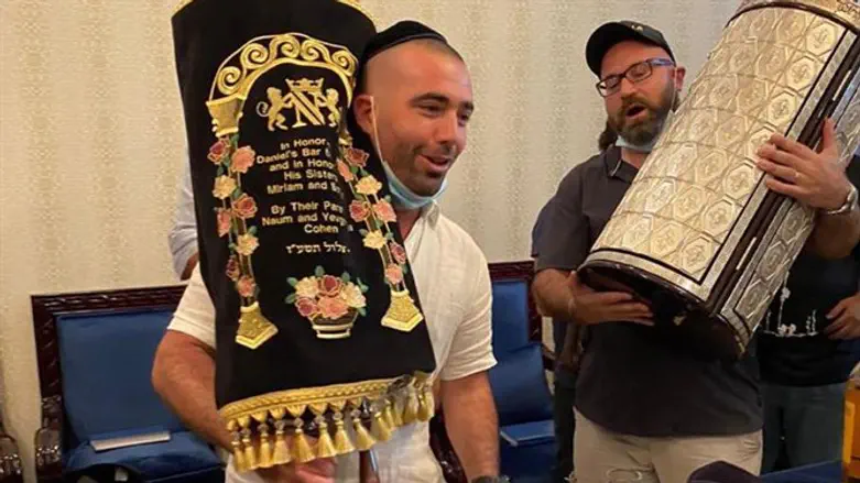 Омер Адам танцует с Торой в Дубае