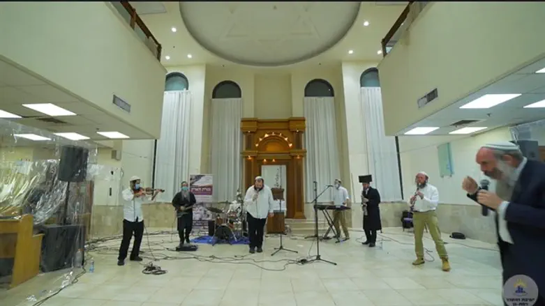 הרב יהושע שפירא רוקד לבד בהקפות שניות