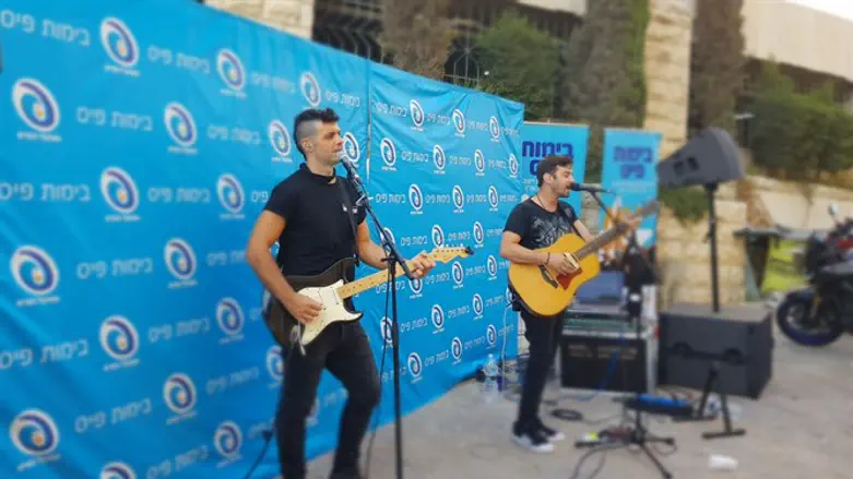 האמנים גיא ויהל