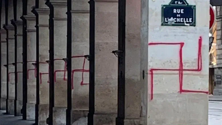 צלבי הקרס שרוססו