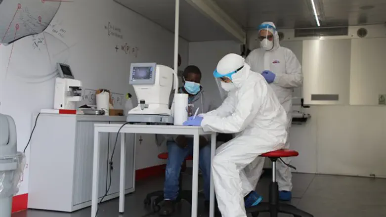 אנשי המעבדה מבצעים בדיקה
