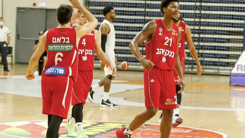 שחקני ירושלים חוגגים הערב ניצחון דרמטי