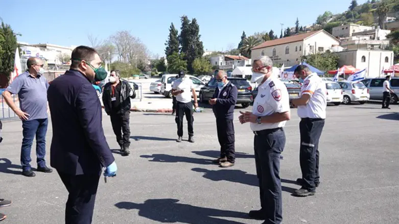 שוקי אוחנה בסיור בשטח