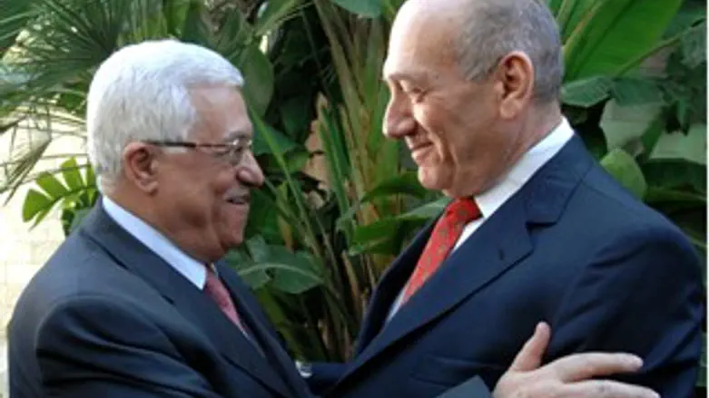 סגרו דילים. אולמרט ואבו מאזן