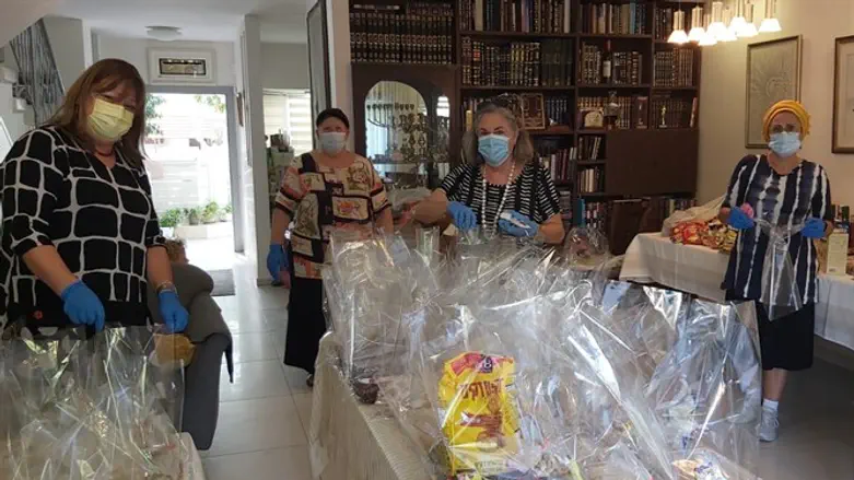 אורזות את החבילות