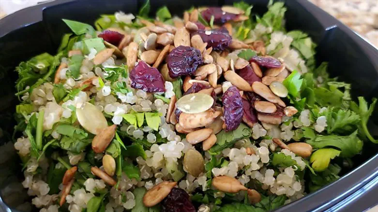 סלט קינואה וירוקים