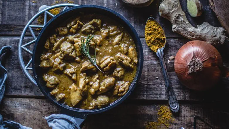 עוף בקארי וחלב קוקוס