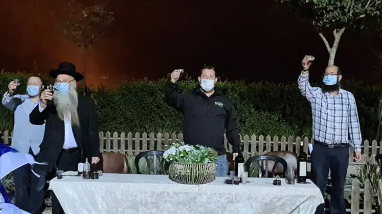 חוגגים על פי ההנחיות