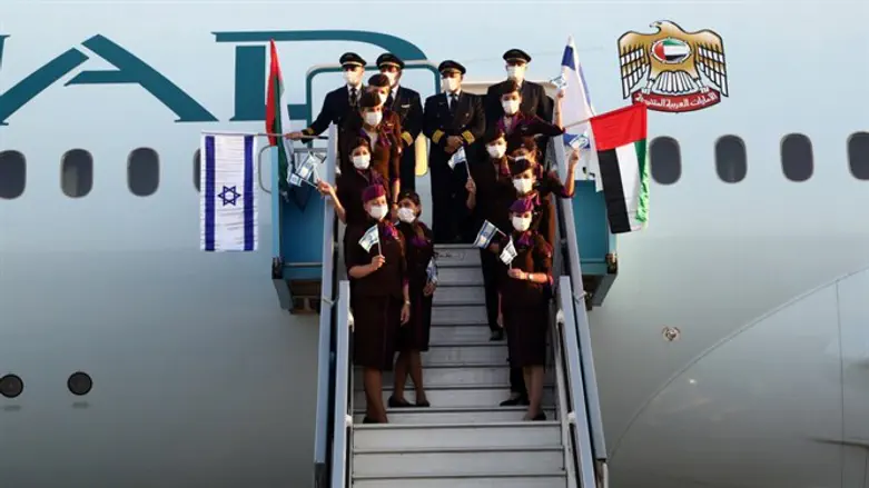 First flight from the UAE lands in Israel