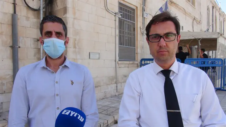 אלון הנדרי עם עורך דינו חן הולנדר