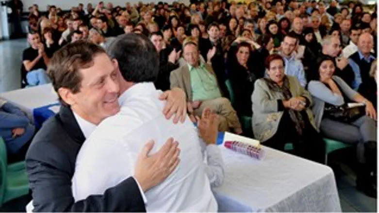 הרצוג בחיבוק פרידה ממנכ"ל המשרד נחום איצקוביץ