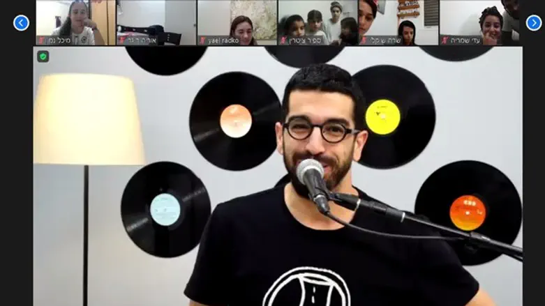 חנן בן ארי עם התלמידות