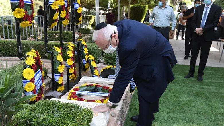 Rivlin at ceremony for Minister Ze'evi