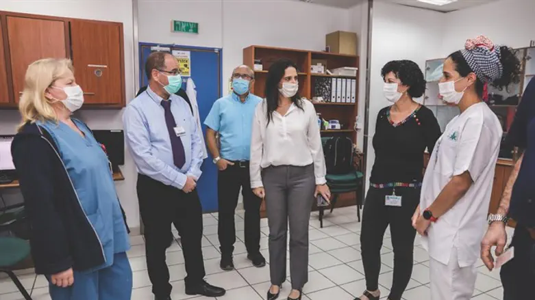 שקד בבית החולים