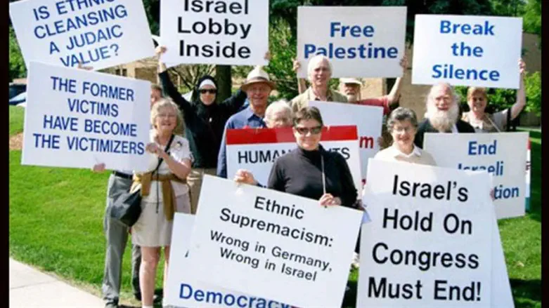 Pickets outside synagogue