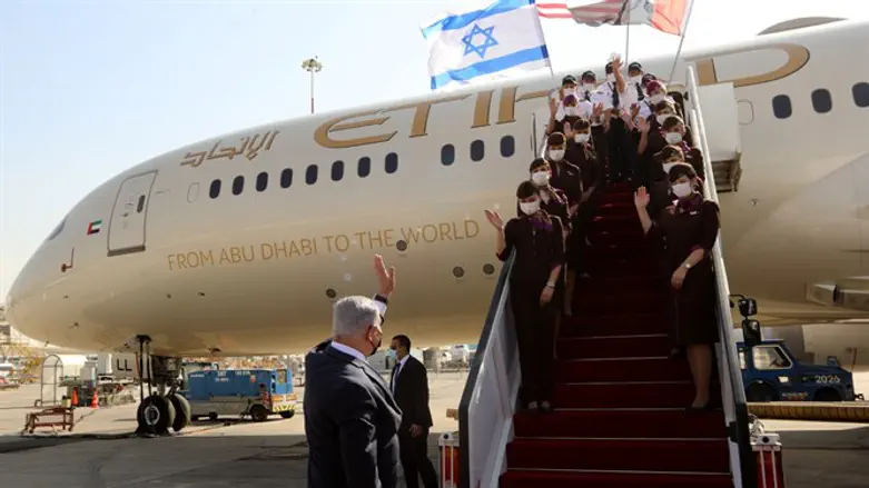 נתניהו בקבלת הפנים בנתב"ג למשלחת מהאמירויות