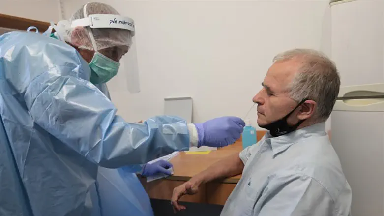 נשיא האוניברסיטה העברית בבדיקת קורונה