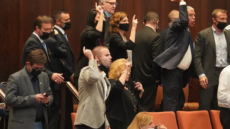 חברי האופוזיציה זועמים, בדיון במליאה