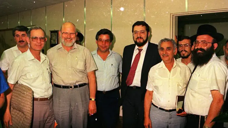 הרב יעקב גלויברמן (מימין) דב שיש (שלישי משמאל) עם אריה דרעי