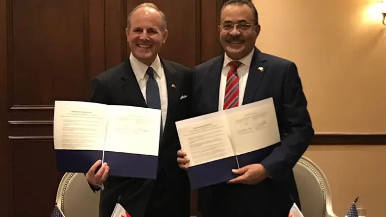 חתימת ההסכם בין השליח האמריקני לנציג הבחרייני