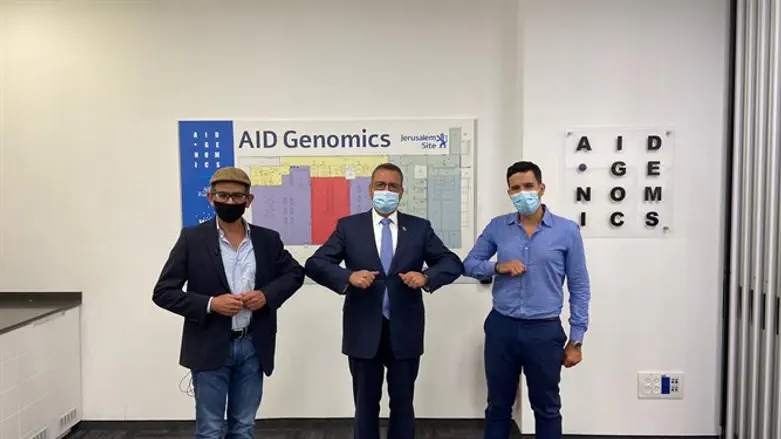 ליאון במעבדה החדשה