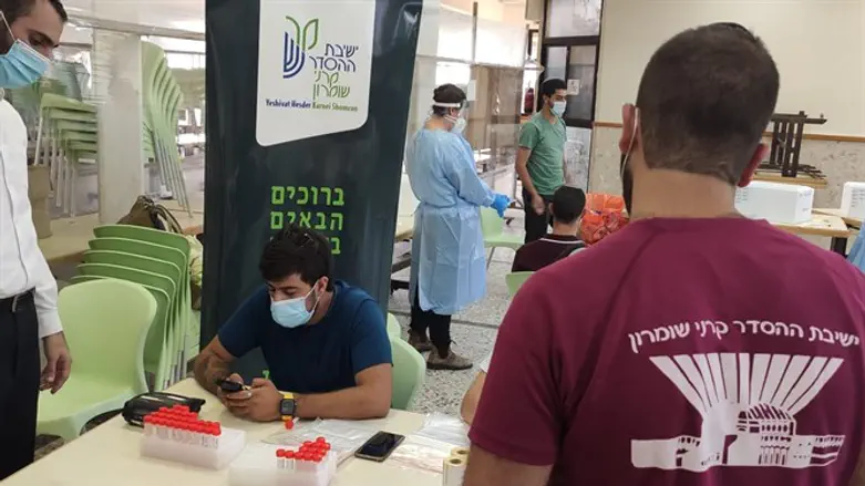 עמדת בדיקת קורונה בכניסה לישיבת ההסדר קרני שומרון
