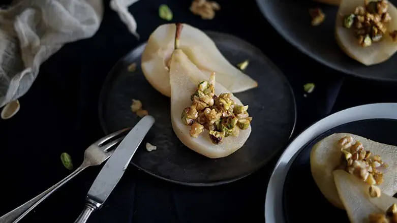 אגסים באגוזים