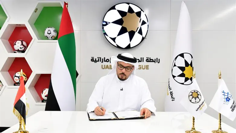 ראש המנהלת באיחוד האמירויות חותם על ההסכם