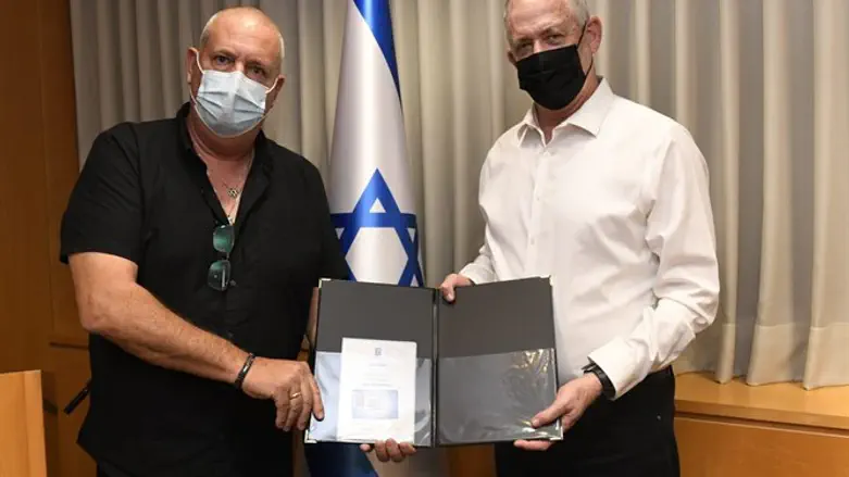 Gantz presents the certificate