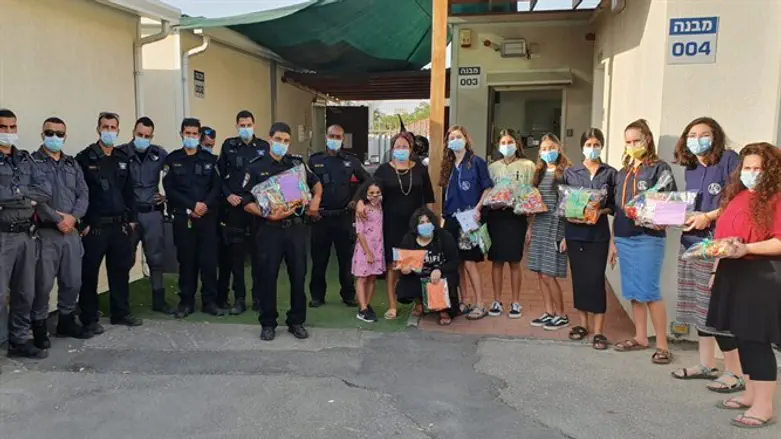 מוקירות את השוטרים