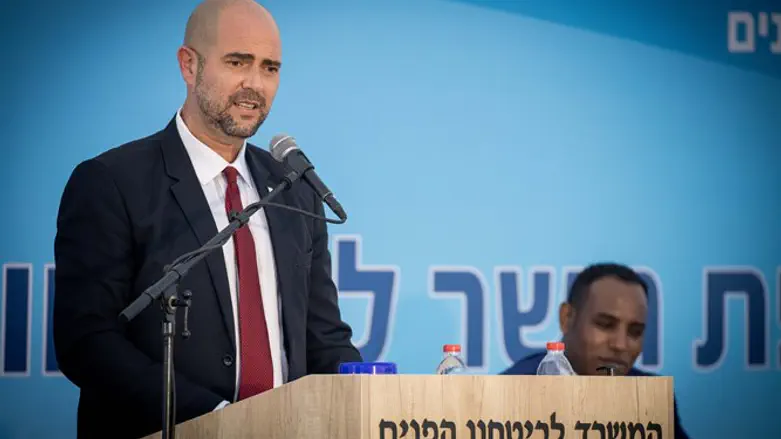 "פותחים את שערי ביה"מ בפני אויבים, אבל סוגרים אותם בפני נבחרי הציבור". השר אוחנה