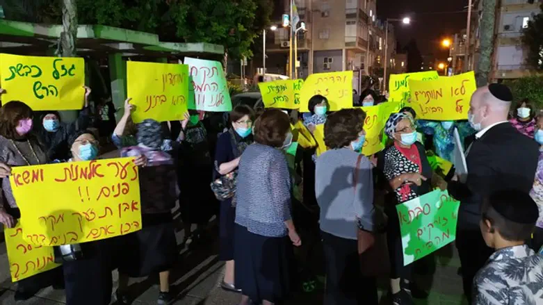 הקשישות מפגינות מחוץ לעירייה