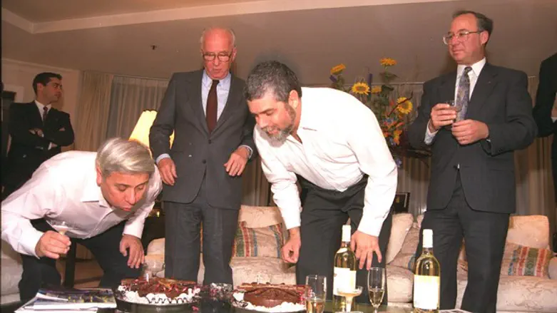 יצחק רבין במרכז