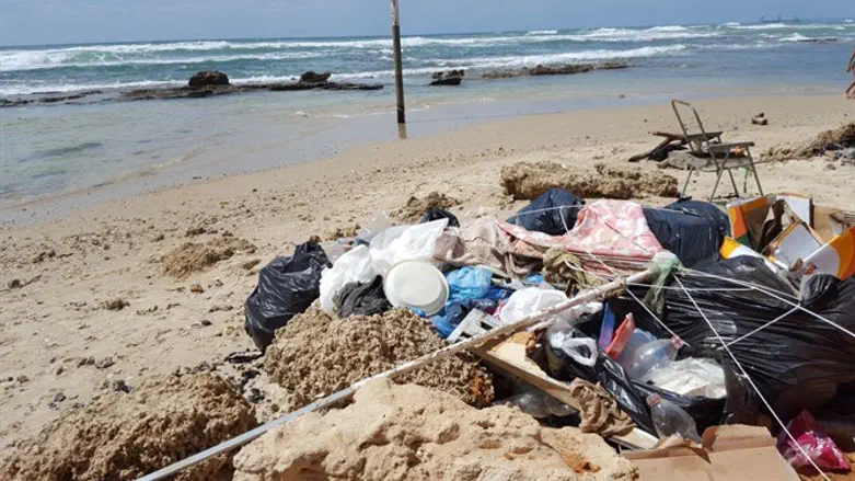 אשפה בחוף מכמורת