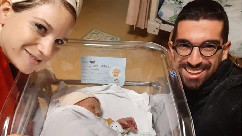 חנן בן ארי ואשתו הדסה עם בנם שנולד