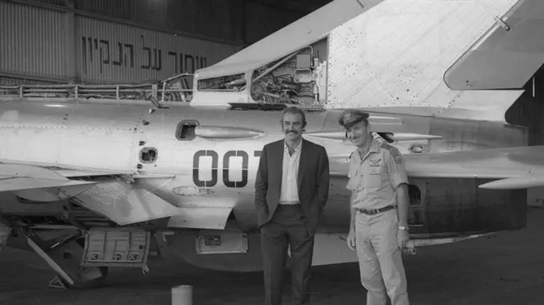 Шон Коннери на фоне истребителя, названного в честь Джеймса Банда