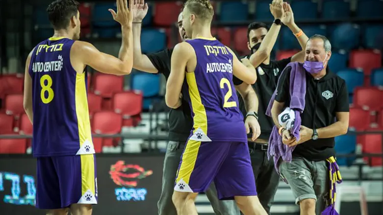 שחקני חולון חוגגים את הניצחון