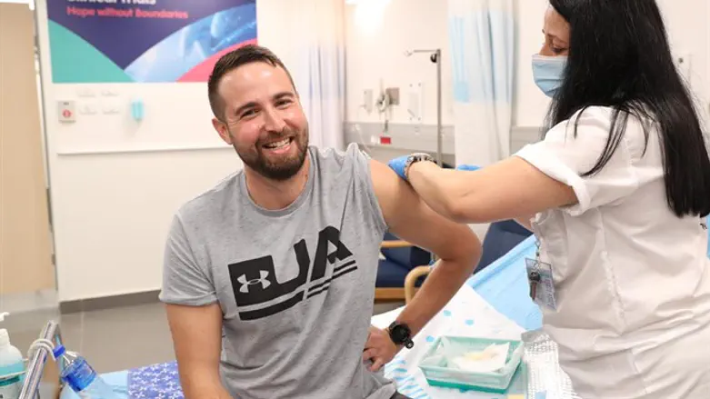Сегев Харель получает новейшую вакцину от коронавируса