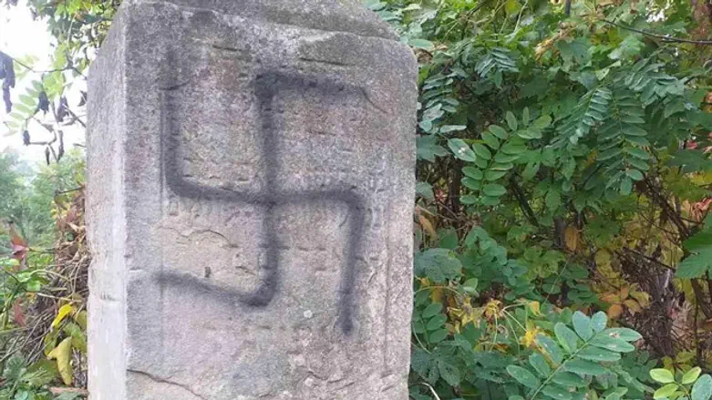 צלב קרס בבית הקברות היהודי בקישינב