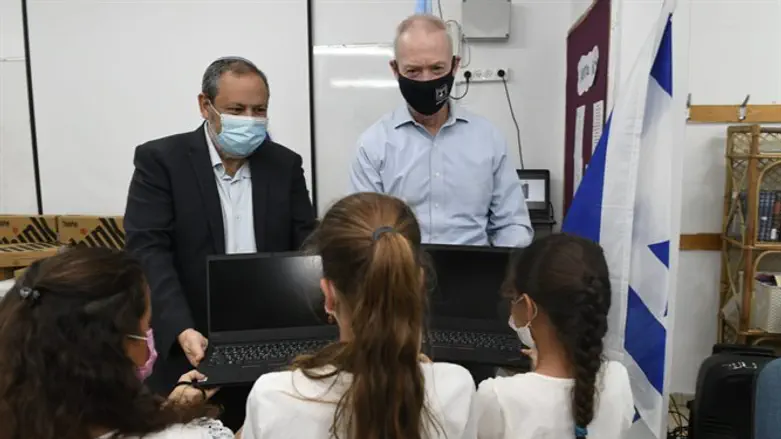 השר יואב גלנט ויוחאי דמרי בחלוקת המחשבים