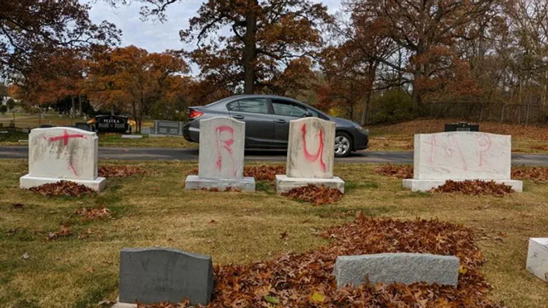 גרפיטי בבית העלמין במישיגן