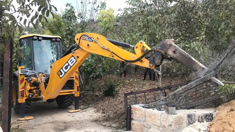 הריסת הבניה הלא חוקית