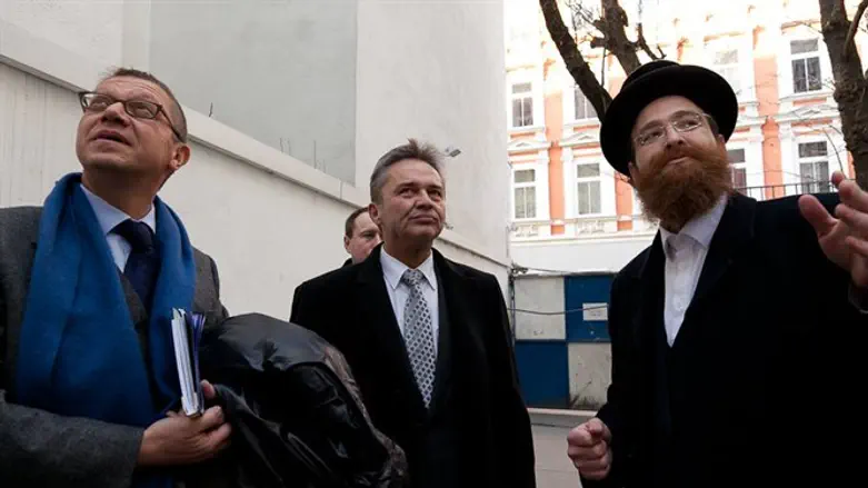Yaakov Frenkel (R)