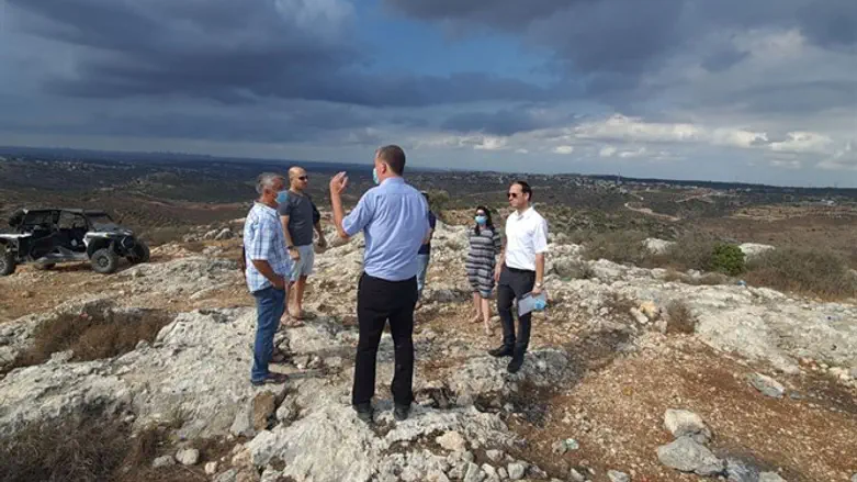 יגאל להב בסיור השבוע ב'דורות עילית'