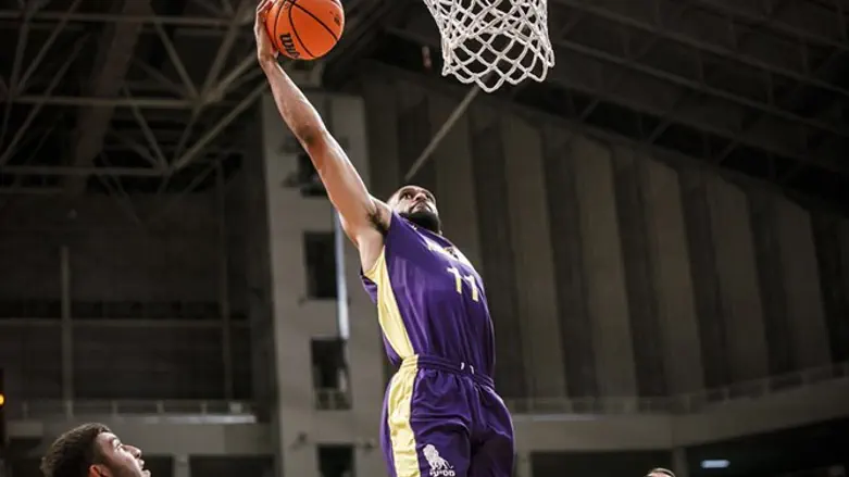 חולון הערב. לא יכלה להצגה של שחקן מכבי לשעבר