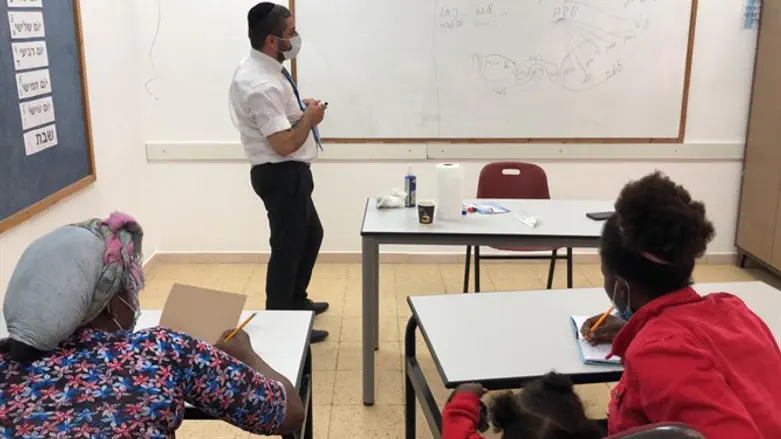 הרב יהודה מעביר שיעור בערבית לעולות מסודן